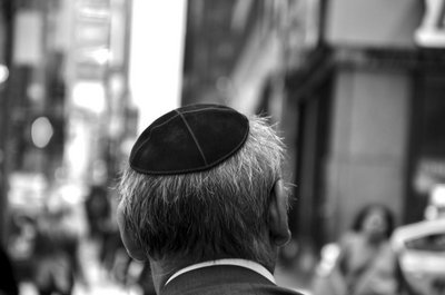 Offen Kippa tragen? Titelbild zur Woche der Brüderlichkeit 2019 kippa