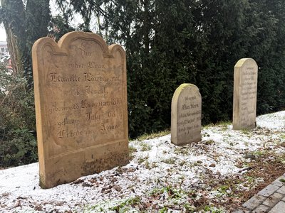 Drei Grabsteine auf dem jüdischen Friedhof in Sendenhorst (Foto: Gerd Wilpert)