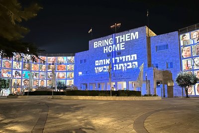 "Bring them home" - Videoprojektion auf ein Gebäude in Jerusalem im Juli 2024 (Foto: Gerd Wilpert)